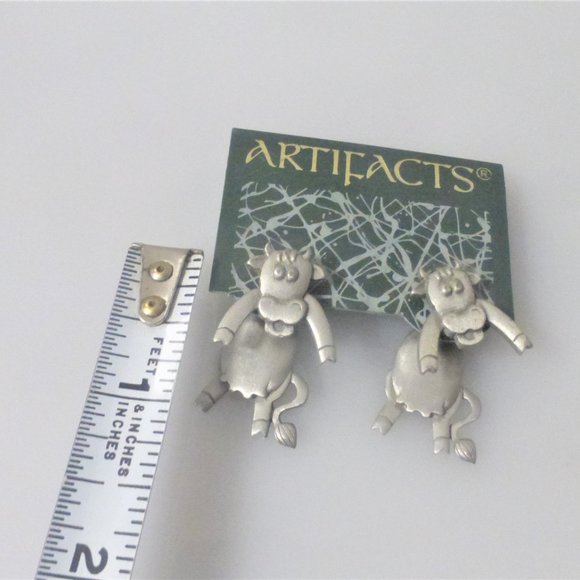 Artifacts PEWTER COW EARRINGS Movable Body Pierced Earrings Cow Collection Moo - Picture 5 of 6